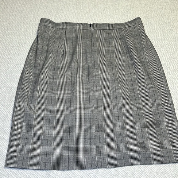 Banana Republic Mini Skirt, size 4 Petite. - Picture 4 of 10